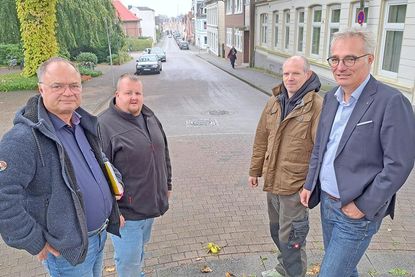 Die Bahnhofstraße wird zur Rennstrecke für Seifenkisten: Die Veranstalter Felix Franke und Sascha Gallinat, Schusterstadt-Vereinschef Thies Harm und Bürgermeister Tim Brockmann (v.l.) hoffen auf viele Teilnehmer – wie zu alten Zeiten.
