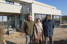 Geschäftsführer Hinrich Behrens (lks.), Cynthia Reiche (Büroleitung Campingplatz) und Küchenchef Keith De Shields freuen sich auf die Eröffnung des neuen Restaurants direkt an der Ostsee