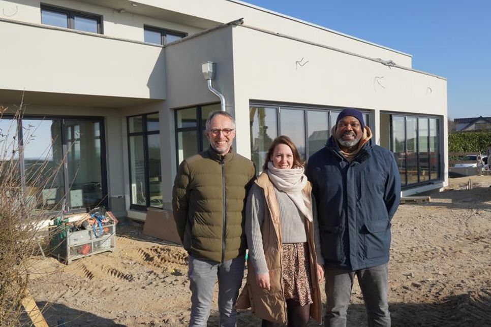 Geschäftsführer Hinrich Behrens (lks.), Cynthia Reiche (Büroleitung Campingplatz) und Küchenchef Keith De Shields freuen sich auf die Eröffnung des neuen Restaurants direkt an der Ostsee