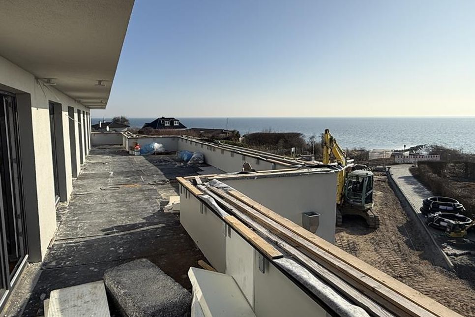 Auch wenn es noch nach Baustelle aussieht – der Blick von der Terrasse der Ferienwohnungen zeigt bereits, wie traumhaft die Lage des „Breeze“ ist.