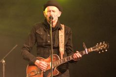 An der Seite von Abi Wallenstein (Foto) spielen Schlagzeuger Martin Röttger sowie Gitarrist und Sänger Bertram Scholz.