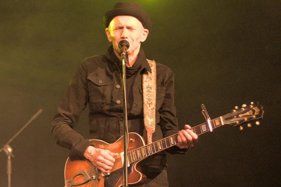 An der Seite von Abi Wallenstein (Foto) spielen Schlagzeuger Martin Röttger sowie Gitarrist und Sänger Bertram Scholz.