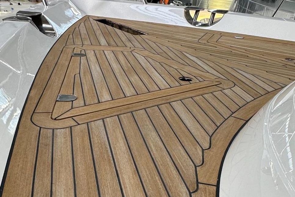 Die Optik von Kunststoff-Teak ähnelt stark dem echten Teakholz und bietet viele Vorteile.