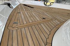 Die Optik von Kunststoff-Teak ähnelt stark dem echten Teakholz und bietet viele Vorteile.