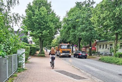 Die beiden jungen Radfahrer*innen fahren sicherheitshalber nicht auf dieser engen Straße, sondern dort, wo Platz ist und wo viele Jahre das Radfahren üblich war.