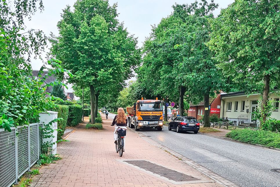 Die beiden jungen Radfahrer*innen fahren sicherheitshalber nicht auf dieser engen Straße, sondern dort, wo Platz ist und wo viele Jahre das Radfahren üblich war.