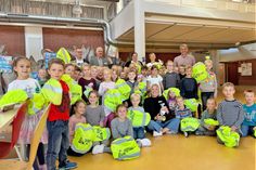 Über das „Kleine Zebra“ für die Erstklässler freuen sich Michael Nesemann (Schulleiter), Harald Poppe (Landesverkehrswacht), Daniel Schöning und Julia Treichel (Filiale Ahrensbök, Sparkasse Holstein) und die Abc-Schützen der vier ersten Klassen an der Arnesbokenschule in Ahrensbök.
