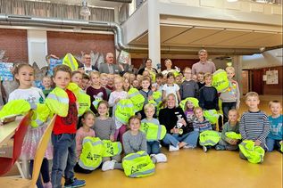 Über das „Kleine Zebra“ für die Erstklässler freuen sich Michael Nesemann (Schulleiter), Harald Poppe (Landesverkehrswacht), Daniel Schöning und Julia Treichel (Filiale Ahrensbök, Sparkasse Holstein) und die Abc-Schützen der vier ersten Klassen an der Arnesbokenschule in Ahrensbök.