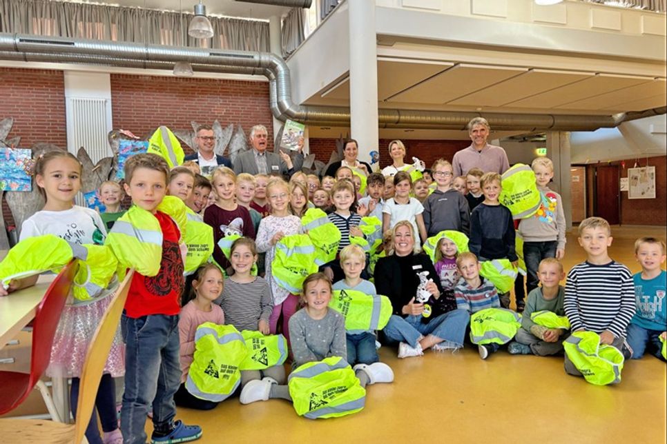 Über das „Kleine Zebra“ für die Erstklässler freuen sich Michael Nesemann (Schulleiter), Harald Poppe (Landesverkehrswacht), Daniel Schöning und Julia Treichel (Filiale Ahrensbök, Sparkasse Holstein) und die Abc-Schützen der vier ersten Klassen an der Arnesbokenschule in Ahrensbök.