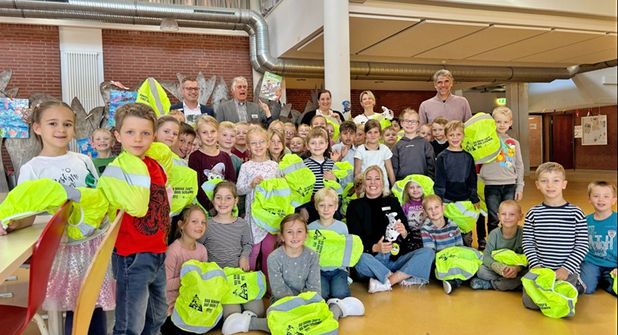 Über das „Kleine Zebra“ für die Erstklässler freuen sich Michael Nesemann (Schulleiter), Harald Poppe (Landesverkehrswacht), Daniel Schöning und Julia Treichel (Filiale Ahrensbök, Sparkasse Holstein) und die Abc-Schützen der vier ersten Klassen an der Arnesbokenschule in Ahrensbök.