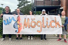 Die Band „unMöglich2.0“ möchte Menschen zueinander führen, ihnen die Freude am  Leben musikalisch näherbringen und das Leben im gemeinsamen Tun feiern.