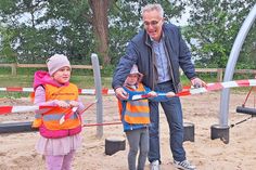 Auf den Schwingstufen musste sich auch Bürgermeister Tim Brockmann konzentrieren, um den Halt nicht zu verlieren.
