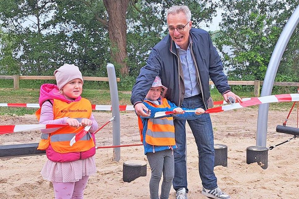 Auf den Schwingstufen musste sich auch Bürgermeister Tim Brockmann konzentrieren, um den Halt nicht zu verlieren.
