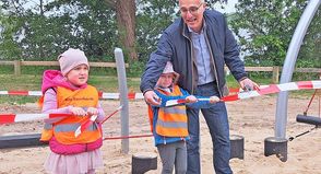 Auf den Schwingstufen musste sich auch Bürgermeister Tim Brockmann konzentrieren, um den Halt nicht zu verlieren.