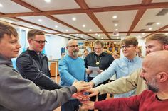 Fiete Muhs, Finn Muhs, Uwe Kweseleit, Mathis Guercke, Phillip Meyer und Cengiz Bozdogan (v.l.) leisten unter der Leitung des Vorsitzenden Hauke Muhs (Mitte) den Schwur auf den Eberkopf.