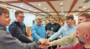 Fiete Muhs, Finn Muhs, Uwe Kweseleit, Mathis Guercke, Phillip Meyer und Cengiz Bozdogan (v.l.) leisten unter der Leitung des Vorsitzenden Hauke Muhs (Mitte) den Schwur auf den Eberkopf.