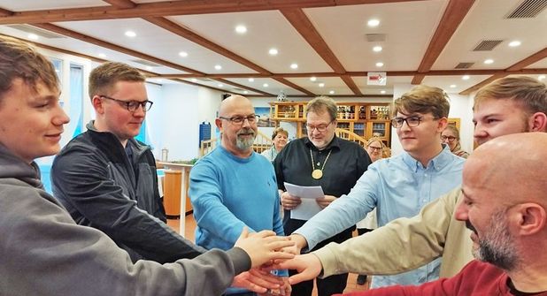 Fiete Muhs, Finn Muhs, Uwe Kweseleit, Mathis Guercke, Phillip Meyer und Cengiz Bozdogan (v.l.) leisten unter der Leitung des Vorsitzenden Hauke Muhs (Mitte) den Schwur auf den Eberkopf.