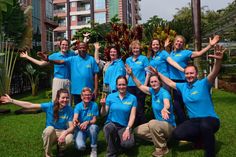 Das Team ist einsatzbereit in Kigali. Es besteht aus Jaqueline Bruhn, Osee Ntavuka (Ruanda, Leiter der Rwanda Legacy of Hope), Josy Hilliar (England, Rwanda Legacy of Hope), Silvie Heilenkötter, Kerstin Hellweg (hinten v. lks.), Dr. Veronika Dudeck, Marion Reising, Dr. Laura Tomala, Manuela Hellwig-Lourenco und Mathias Tomala (vorne v. lks.).