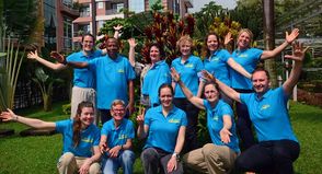 Das Team ist einsatzbereit in Kigali. Es besteht aus Jaqueline Bruhn, Osee Ntavuka (Ruanda, Leiter der Rwanda Legacy of Hope), Josy Hilliar (England, Rwanda Legacy of Hope), Silvie Heilenkötter, Kerstin Hellweg (hinten v. lks.), Dr. Veronika Dudeck, Marion Reising, Dr. Laura Tomala, Manuela Hellwig-Lourenco und Mathias Tomala (vorne v. lks.).