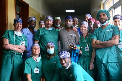 Teamgeist in Ruanda: Zwischen den Operationen kommen alle zusammen und tauschen sich aus.