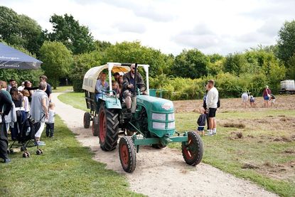 Wer wollte konnte mit dem Trecker einmal über das Gelände fahren oder auf dem Acker die Kartoffeln ernten.