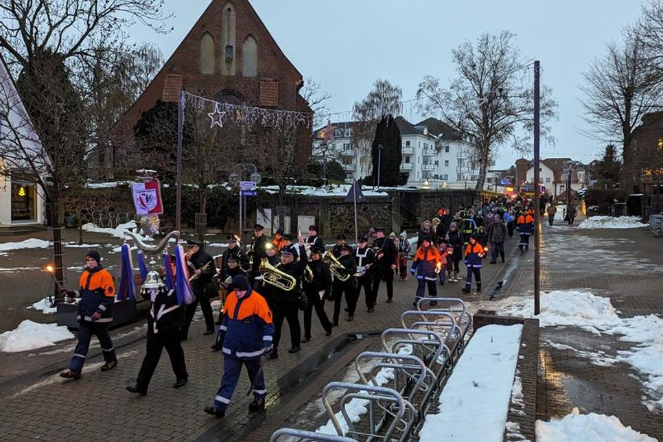 Der Laternenumzug wird musikalisch durch den Musikzug der Gemeindewehr Grömitz begleitet.