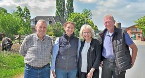 Sechzig Jahre Urlaub auf dem Bauernhof – ein guter Grund für eine kleine Feierstunde. Dafür trafen sich Werner Maurischat, seine Tochter und Landwirtin Martina Hoeft, ihre Urlauberin Sabine Bauer und Bürgermeister Henning Jalas auf dem Gehöft.
