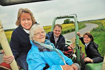 Treckerfahrt im Mai 2O15 durch den Raps anlässlich des fünfzigsten Urlauberjahrs: (V. l.) Sabine Bauer mit ihrer Mutter, dahinter Ehepaar Hoeft.