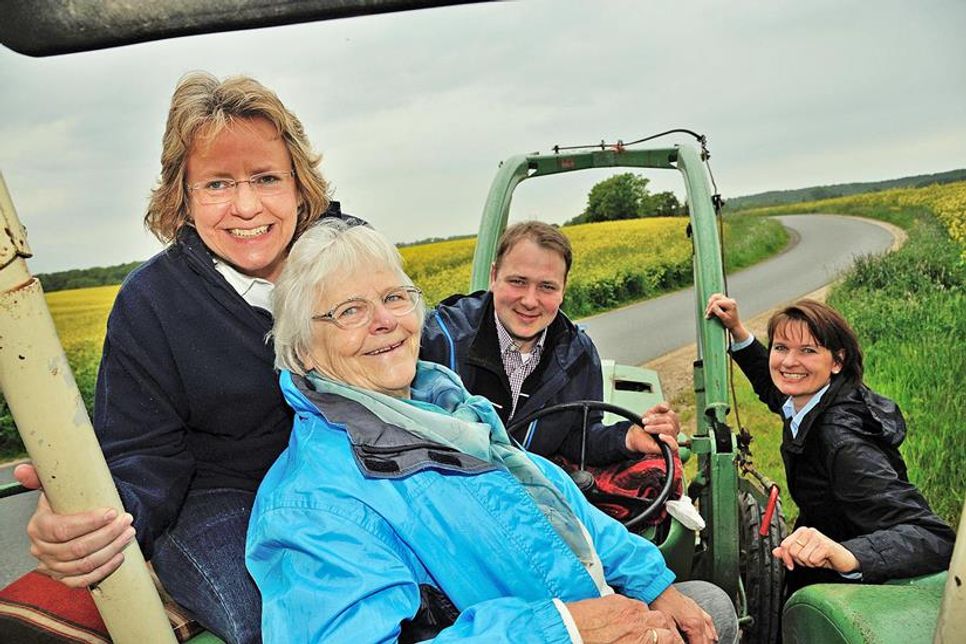 Treckerfahrt im Mai 2O15 durch den Raps anlässlich des fünfzigsten Urlauberjahrs: (V. l.) Sabine Bauer mit ihrer Mutter, dahinter Ehepaar Hoeft.