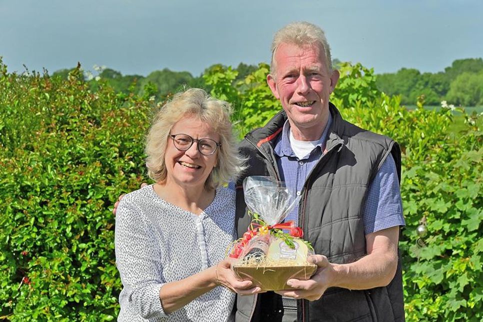 Henning Jalas, Bürgermeister der Gemeinde Dörnick, überreichte Sabine Bauer für sechzig Jahre Urlaubstreue auf dem Karper Hof ein Präsent.