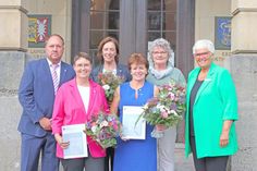 Landrat Timo Gaarz, Pamela Lepeschka, Dr. Uta Fenske, Marion Schmidt, Astrid Heide und Kreispräsidentin Petra Kirner nahmen sich die Zeit für ein Gruppenfoto.