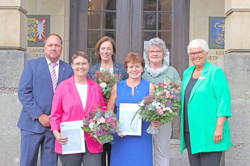 Landrat Timo Gaarz, Pamela Lepeschka, Dr. Uta Fenske, Marion Schmidt, Astrid Heide und Kreispräsidentin Petra Kirner nahmen sich die Zeit für ein Gruppenfoto.
