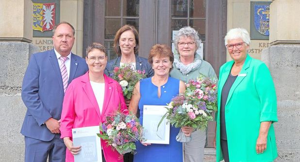 Landrat Timo Gaarz, Pamela Lepeschka, Dr. Uta Fenske, Marion Schmidt, Astrid Heide und Kreispräsidentin Petra Kirner nahmen sich die Zeit für ein Gruppenfoto.