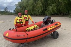 Das neue IRB „Hanne“ der DLRG Neustadt mit den Bootsführern Mia Techau und Florian Leicht.