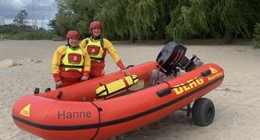 Das neue IRB „Hanne“ der DLRG Neustadt mit den Bootsführern Mia Techau und Florian Leicht.