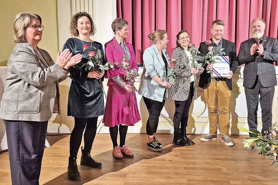 Bürgervorsteherin Christine Nebendahl (l.) und Bürgermeister Peter Kokocinski (r.) überreichen den Bürgerpreis an Vertreter des Aktionsbündnisses „Schönberg bleibt bunt“.