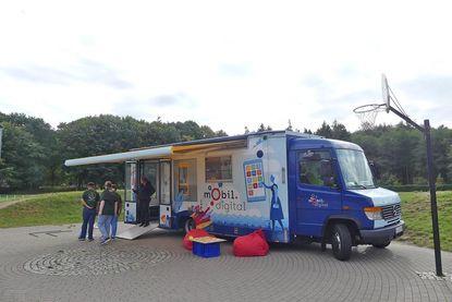 Die Fahrbücherei des Kreises Plön bot Schnupperkurse in Robotik an.