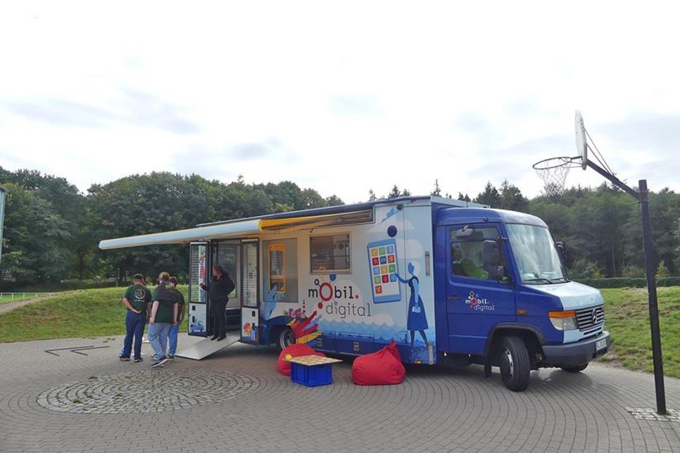 Die Fahrbücherei des Kreises Plön bot Schnupperkurse in Robotik an.