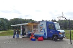 Die Fahrbücherei des Kreises Plön bot Schnupperkurse in Robotik an.
