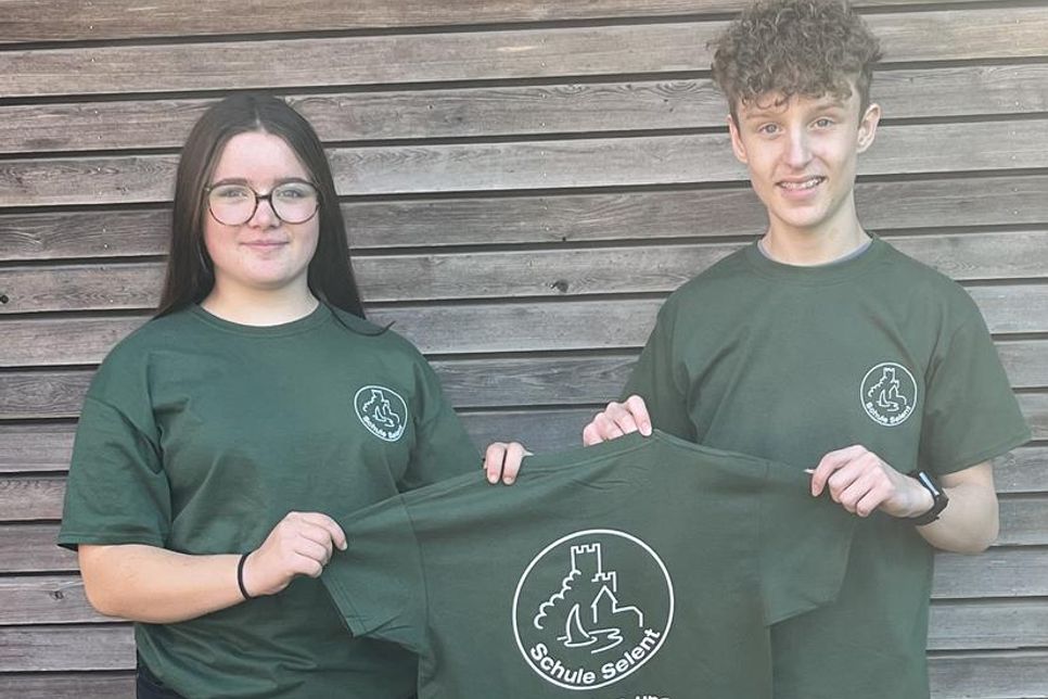 Jette und Linus freuen sich über die einheitlichen T-Shirts: „Das stärkt den Zusammenhalt“, sagen sie.