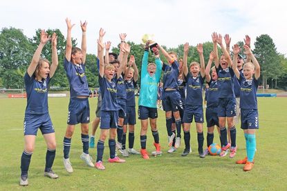 „So seh‘n Sieger aus, schallalalala“: Die D2-Junioren der BSG Eutin haben die zweite Auflage des Waldeck-Cups gewonnen.