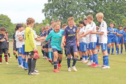 Vorbild Champions League: Die Spieler des unterlegenen VfL Bad Schwartau bilden bei der Siegerehrung ein Spalier für den Turniergewinner BSG Eutin mit Torwart Nevis Emde (links) und Kapitän Paul Bär an der Spitze.