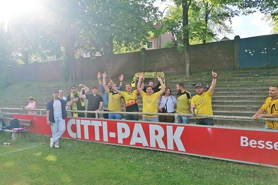 …und auch der Bösdorfer-Fanclub feierte auf der Waldwiese.