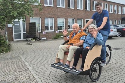 Die Gäste der Ankerplatz Tagespflege genießen die Fahrt in der Rikscha mit Thomas Meifert.