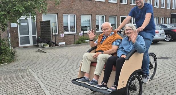 Die Gäste der Ankerplatz Tagespflege genießen die Fahrt in der Rikscha mit Thomas Meifert.