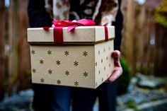 Aufgerufen sind Menschen aus der Gemeinde kleine, liebevoll verpackte Geschenke für alleinstehende ältere Menschen zu spenden.