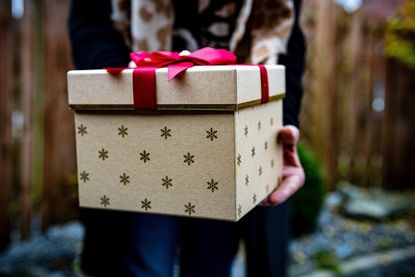 Aufgerufen sind Menschen aus der Gemeinde kleine, liebevoll verpackte Geschenke für alleinstehende ältere Menschen zu spenden.