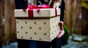 Aufgerufen sind Menschen aus der Gemeinde kleine, liebevoll verpackte Geschenke für alleinstehende ältere Menschen zu spenden.