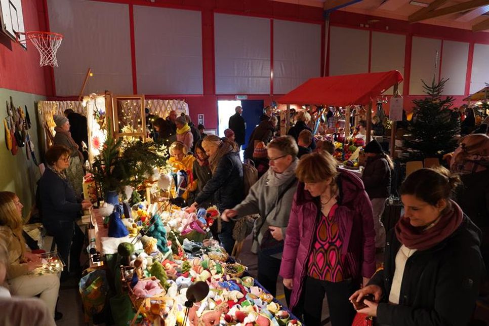 In der großen Turnhalle wurden handgefertigte Kostbarkeiten angeboten.