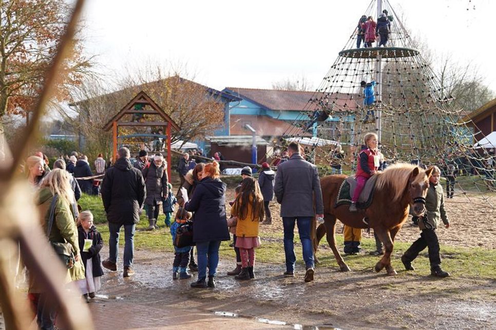 Das Schulgelände bot viel Platz zum Toben und Spielen zwischendurch.